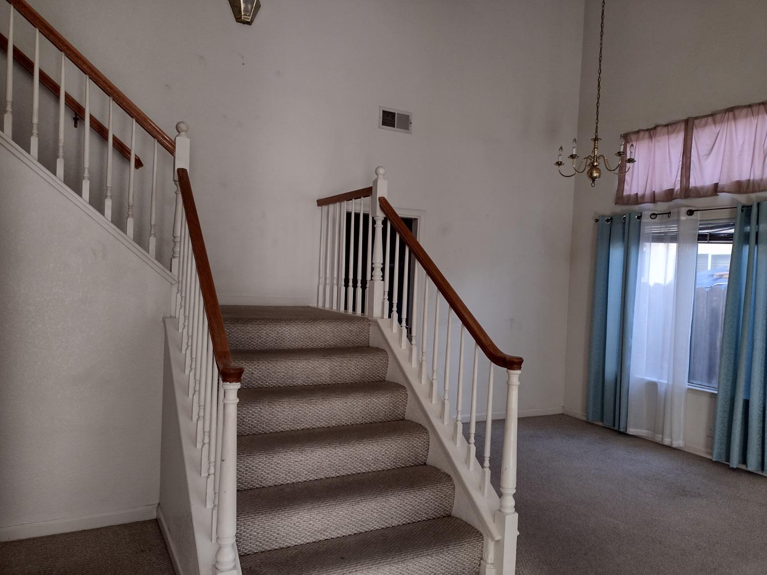 Detail Gallery Image 4 of 56 For 1900 Berryessa Dr, Modesto,  CA 95358 - 3 Beds | 2/1 Baths
