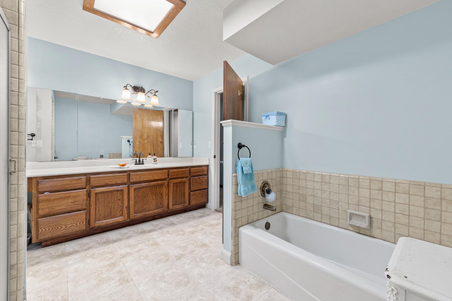 Detail Gallery Image 34 of 47 For 24 Sage River Cir, Sacramento,  CA 95831 - 3 Beds | 3 Baths
