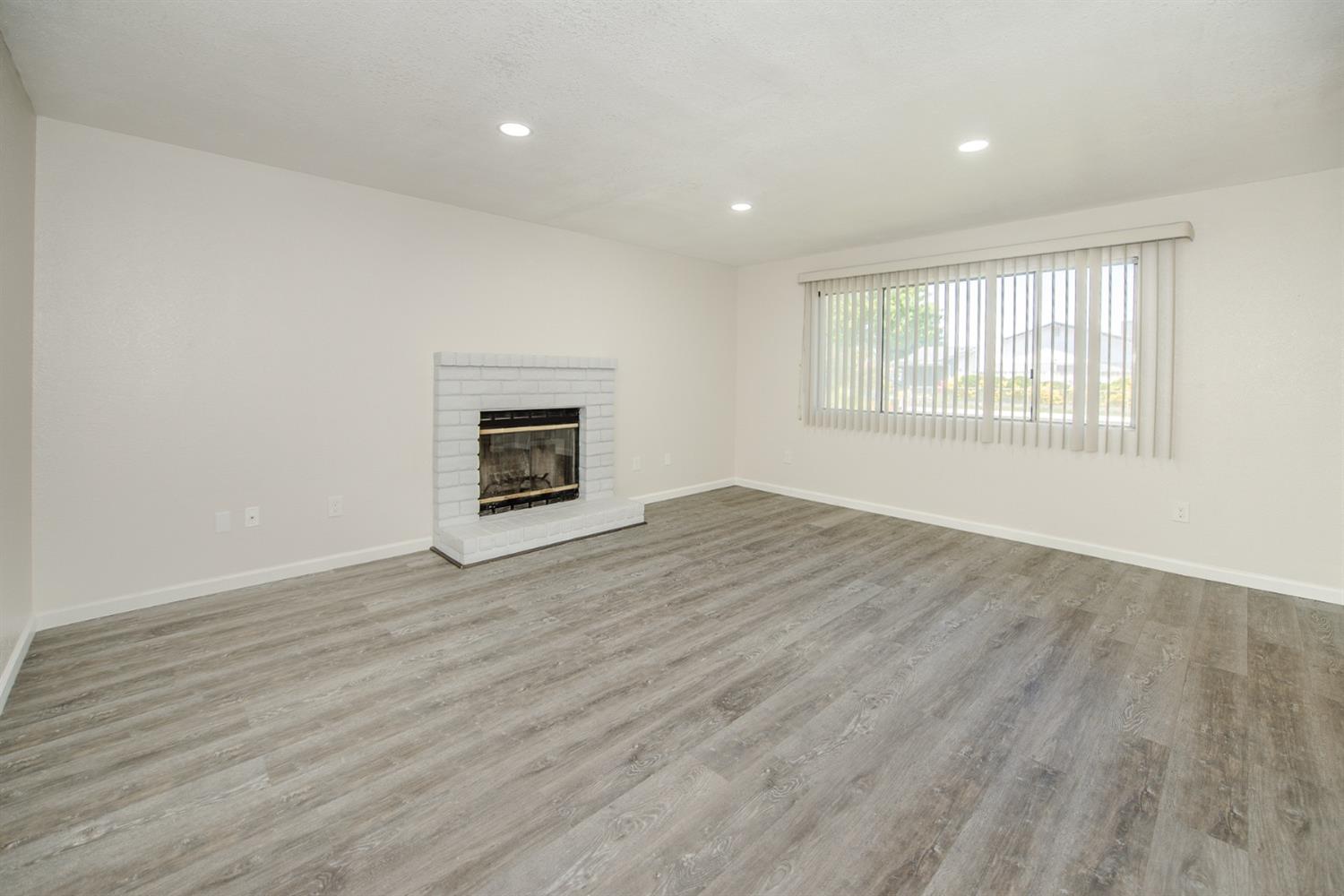 Detail Gallery Image 4 of 46 For 1925 Arrowsmith Dr, Manteca,  CA 95336 - 3 Beds | 2 Baths