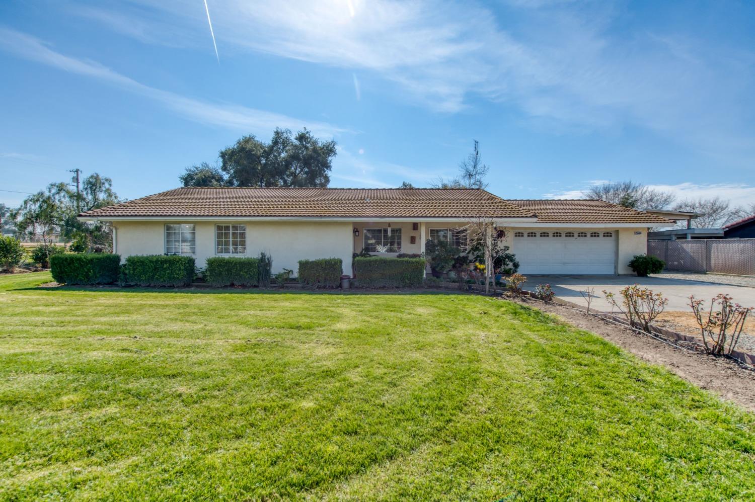 Detail Gallery Image 1 of 38 For 25540 Lynn Pl #B,  –,  CA 93638 - 3 Beds | 2 Baths