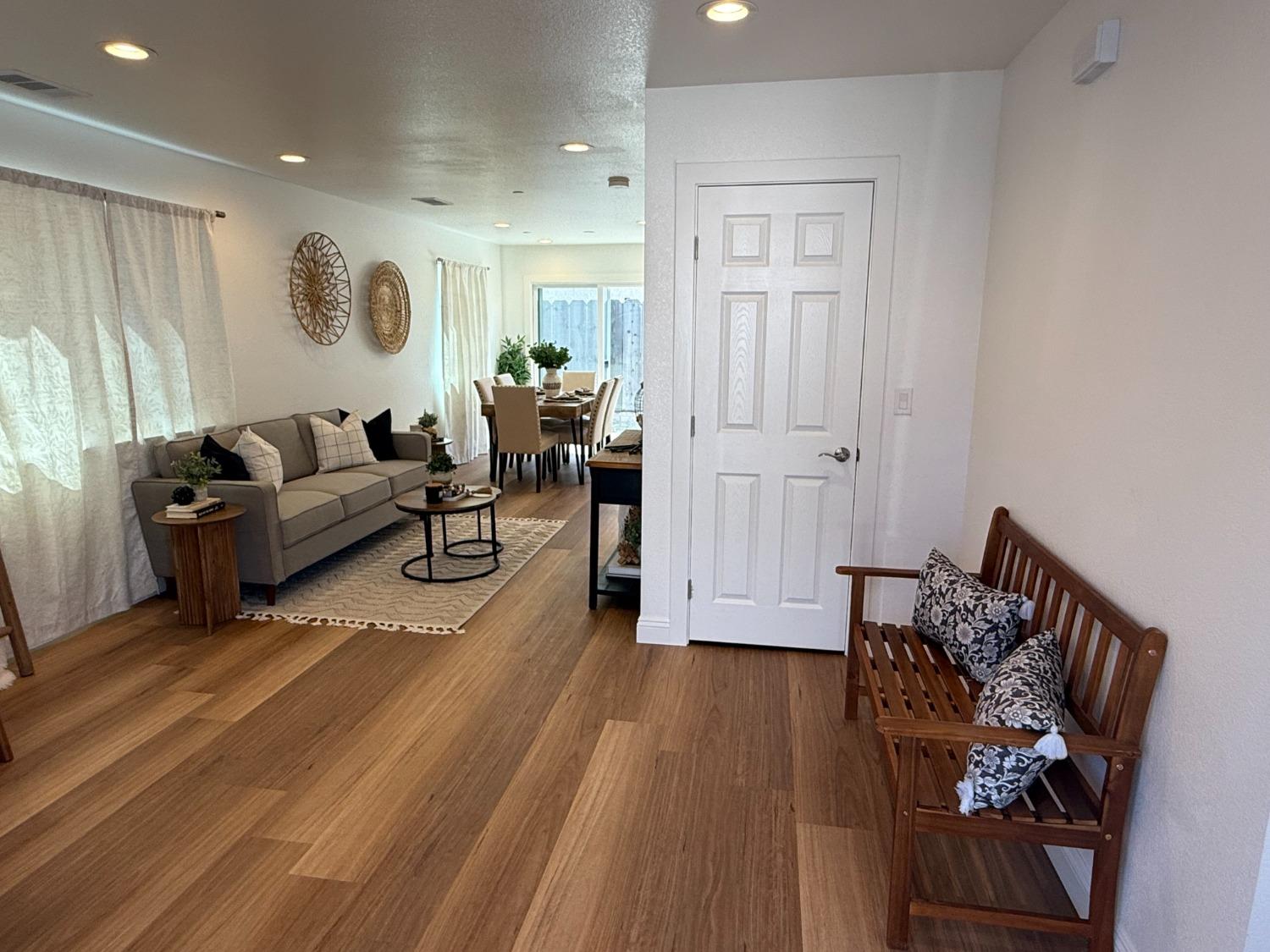 Detail Gallery Image 4 of 26 For 571 Jason Dr, Turlock,  CA 95380 - 3 Beds | 2/1 Baths