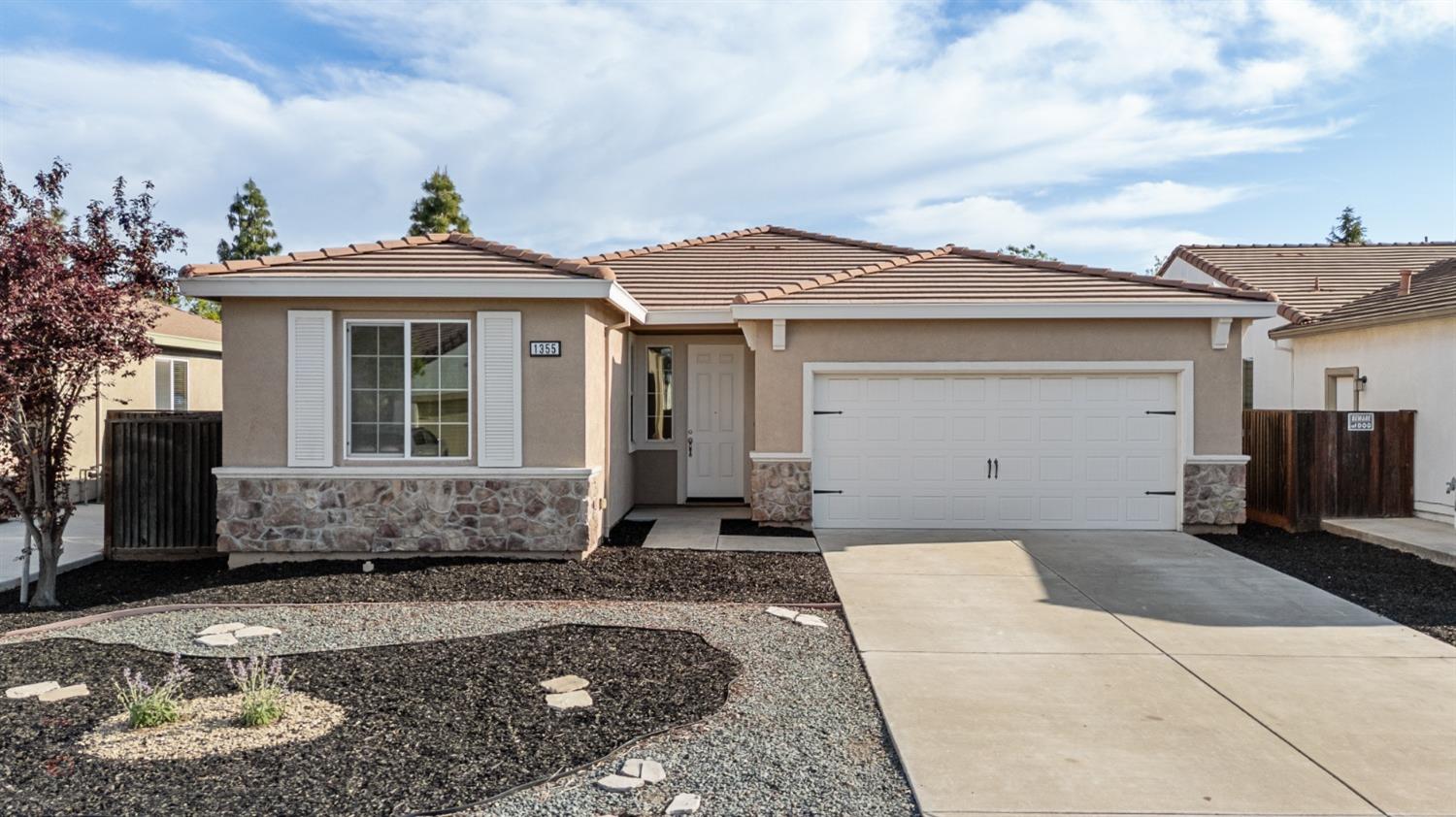Detail Gallery Image 1 of 45 For 1355 Santona St, Manteca,  CA 95337 - 3 Beds | 2 Baths