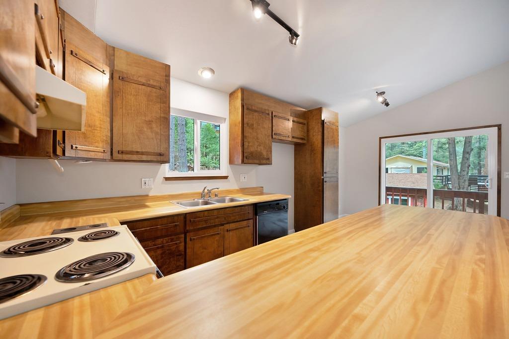 Fawn Drive, Pollock Pines, California image 10
