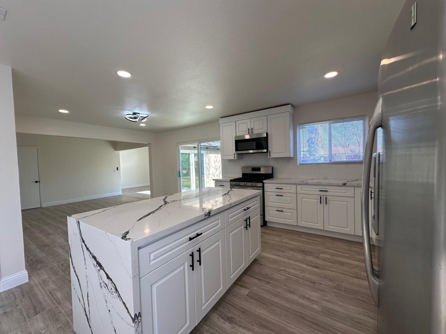 Detail Gallery Image 6 of 29 For 4700 Ravenstone Way, Sacramento,  CA 95842 - 4 Beds | 2/1 Baths