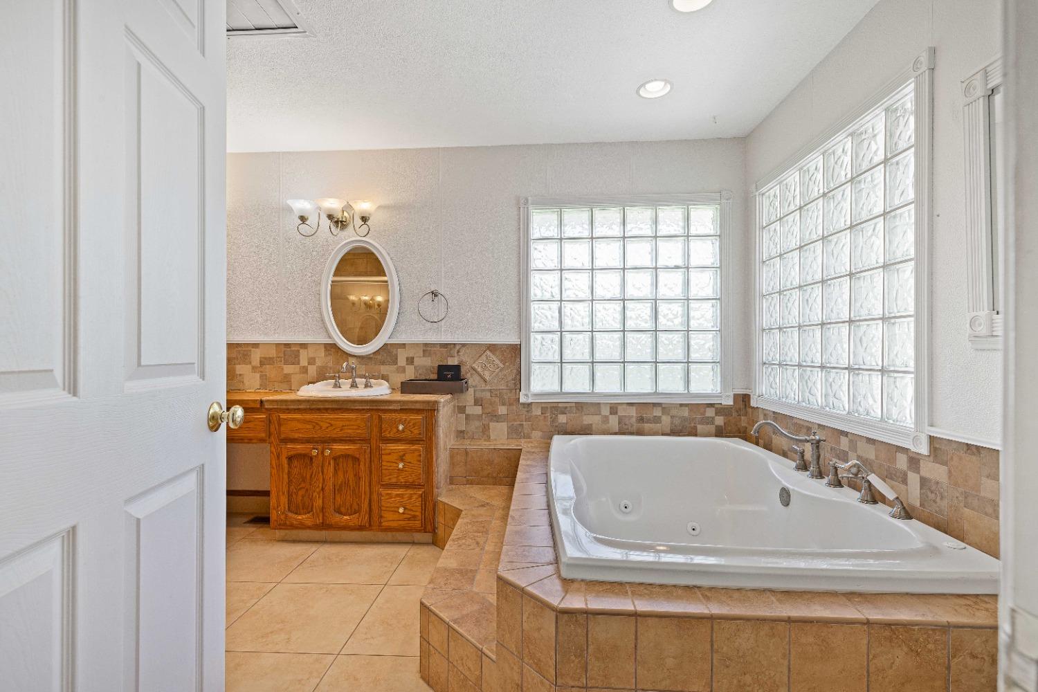 Detail Gallery Image 13 of 68 For 21299 E Highway 4, Stockton,  CA 95215 - 5 Beds | 4/1 Baths