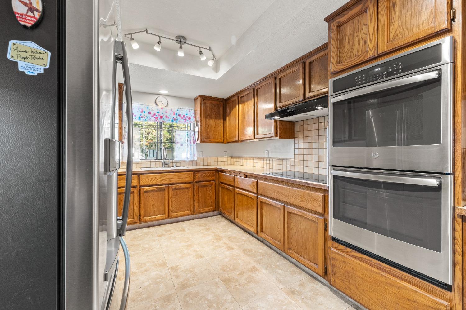 Detail Gallery Image 17 of 47 For 24 Sage River Cir, Sacramento,  CA 95831 - 3 Beds | 3 Baths