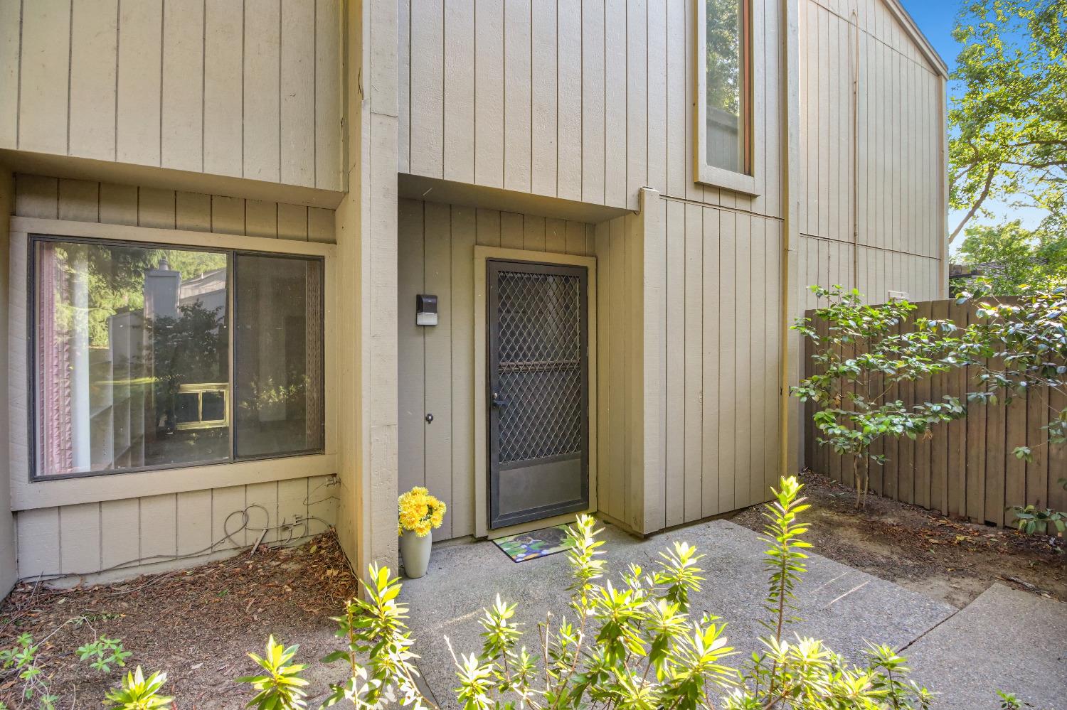 Detail Gallery Image 1 of 48 For 26 Adelphi Ct, Sacramento,  CA 95825 - 3 Beds | 2/1 Baths