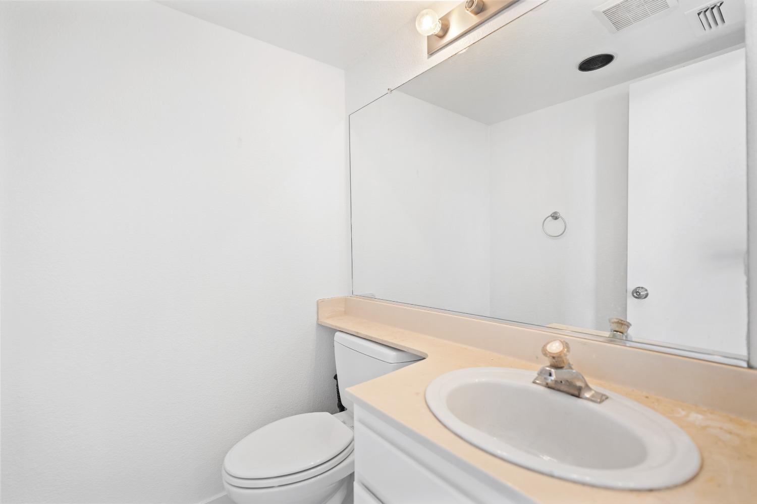 Detail Gallery Image 12 of 50 For 9557 W Village Tree Dr, Elk Grove,  CA 95758 - 3 Beds | 2/1 Baths