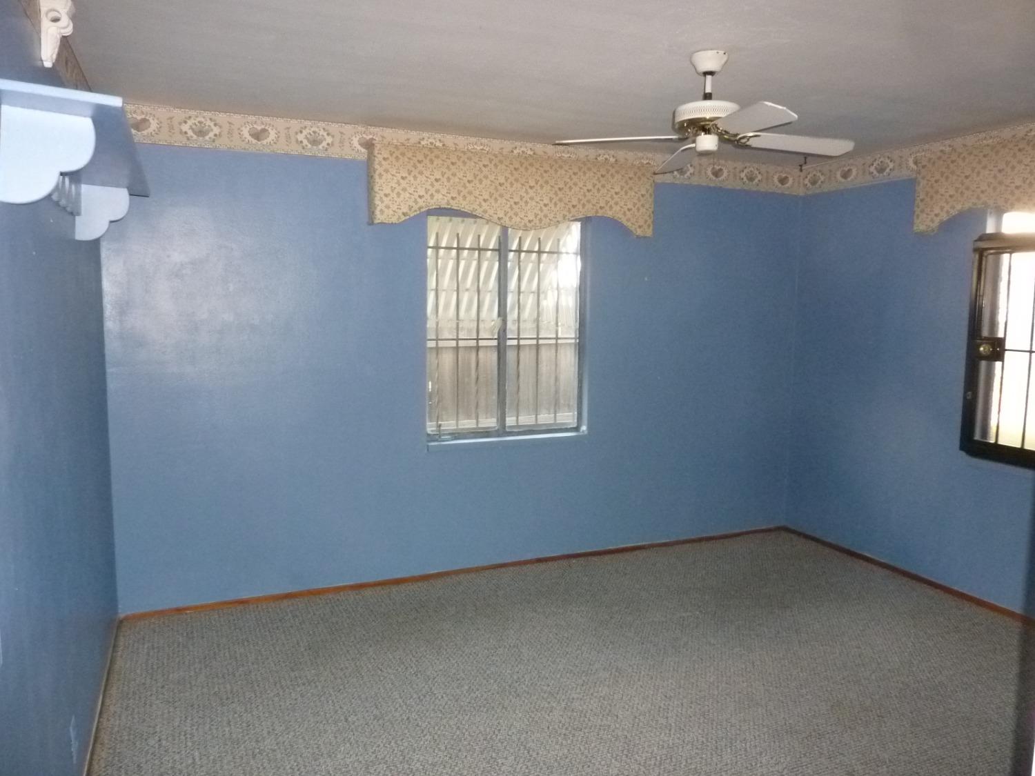 Detail Gallery Image 5 of 15 For 2059 Country Club Blvd, Stockton,  CA 95204 - 3 Beds | 1 Baths