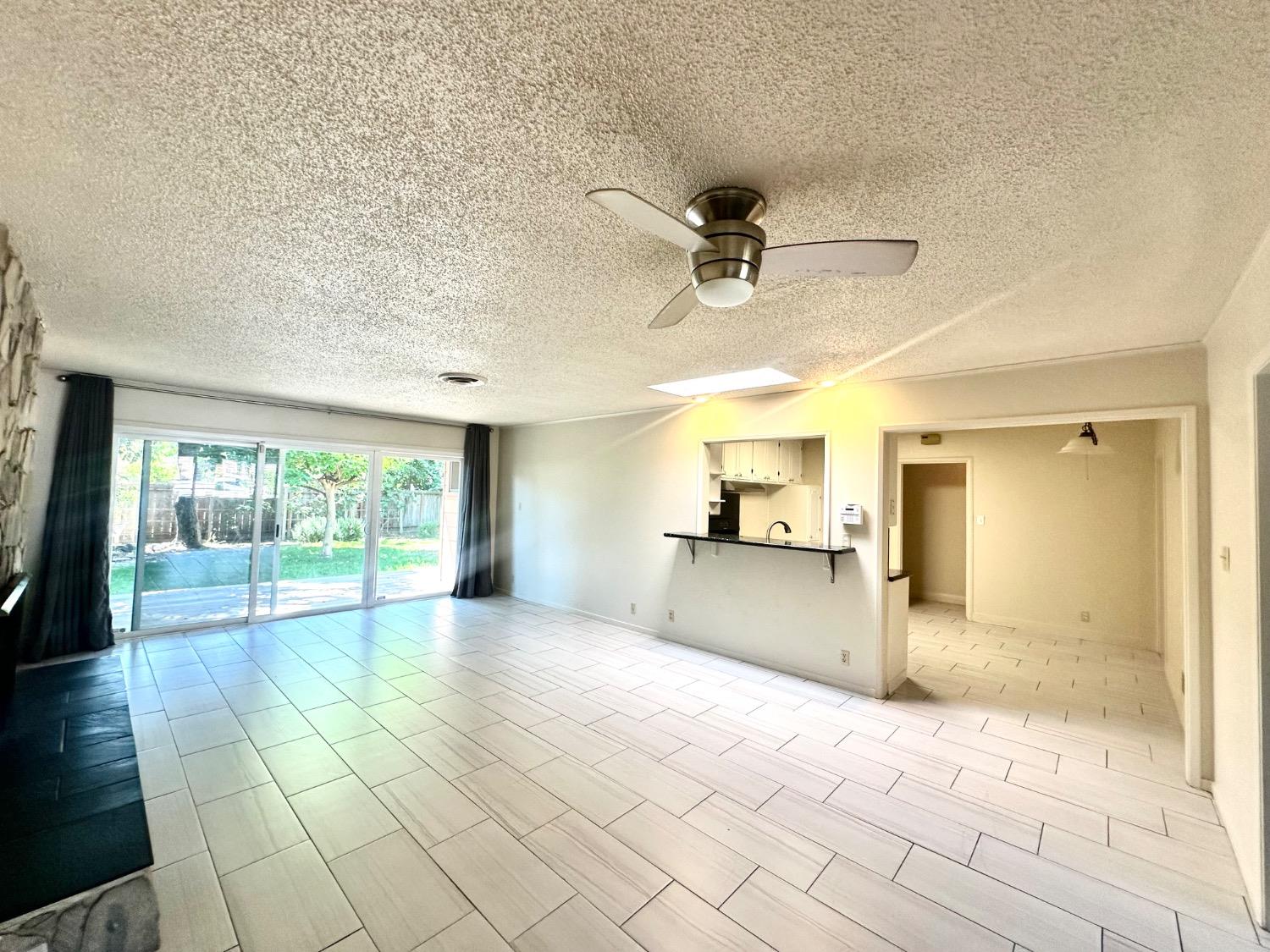 Detail Gallery Image 8 of 29 For 1112 S Country Club Blvd, Stockton,  CA 95204 - 3 Beds | 2 Baths