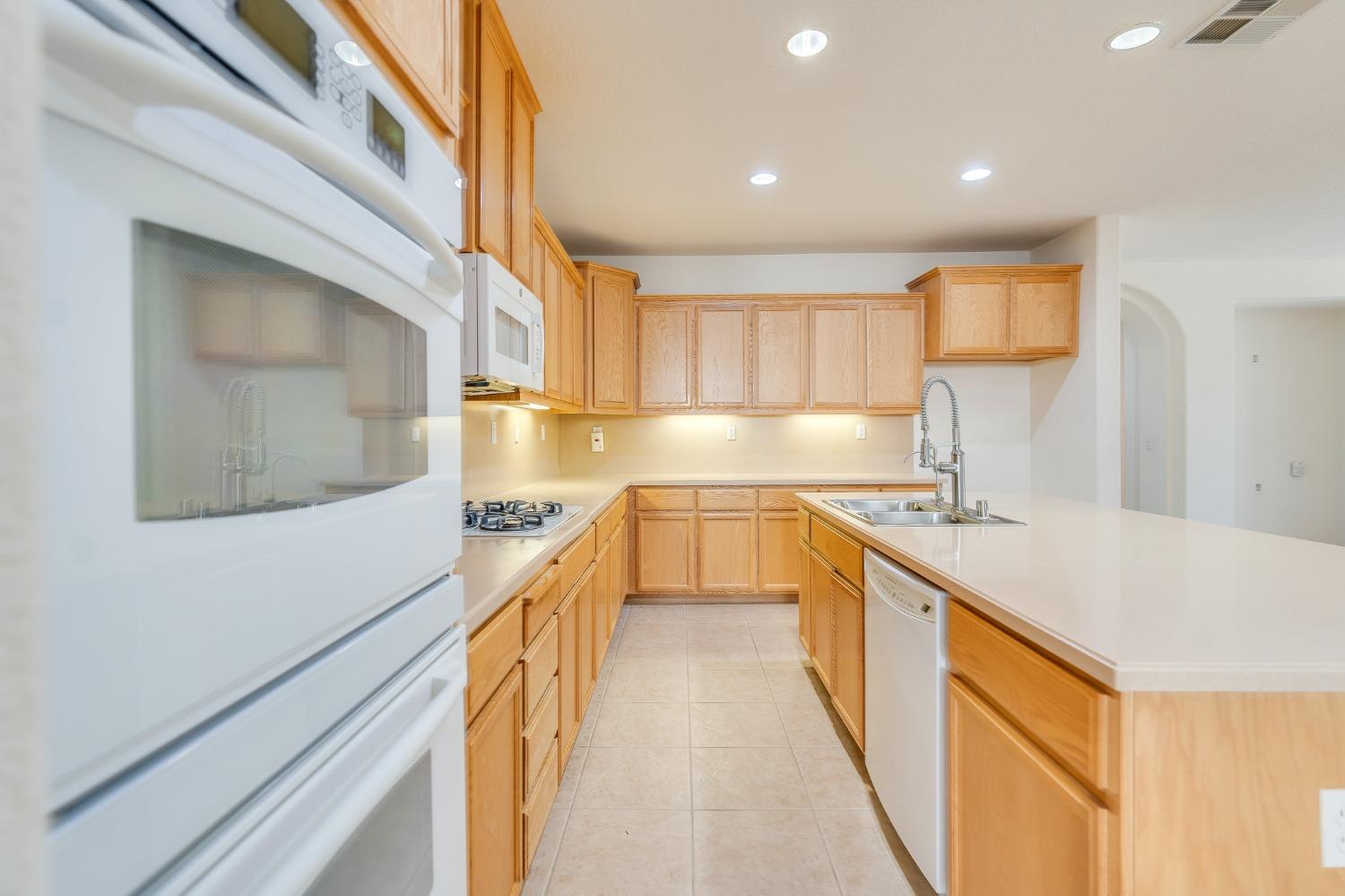 Detail Gallery Image 15 of 77 For 2080 Maximillian Ct, Los Banos,  CA 93635 - 4 Beds | 2/1 Baths