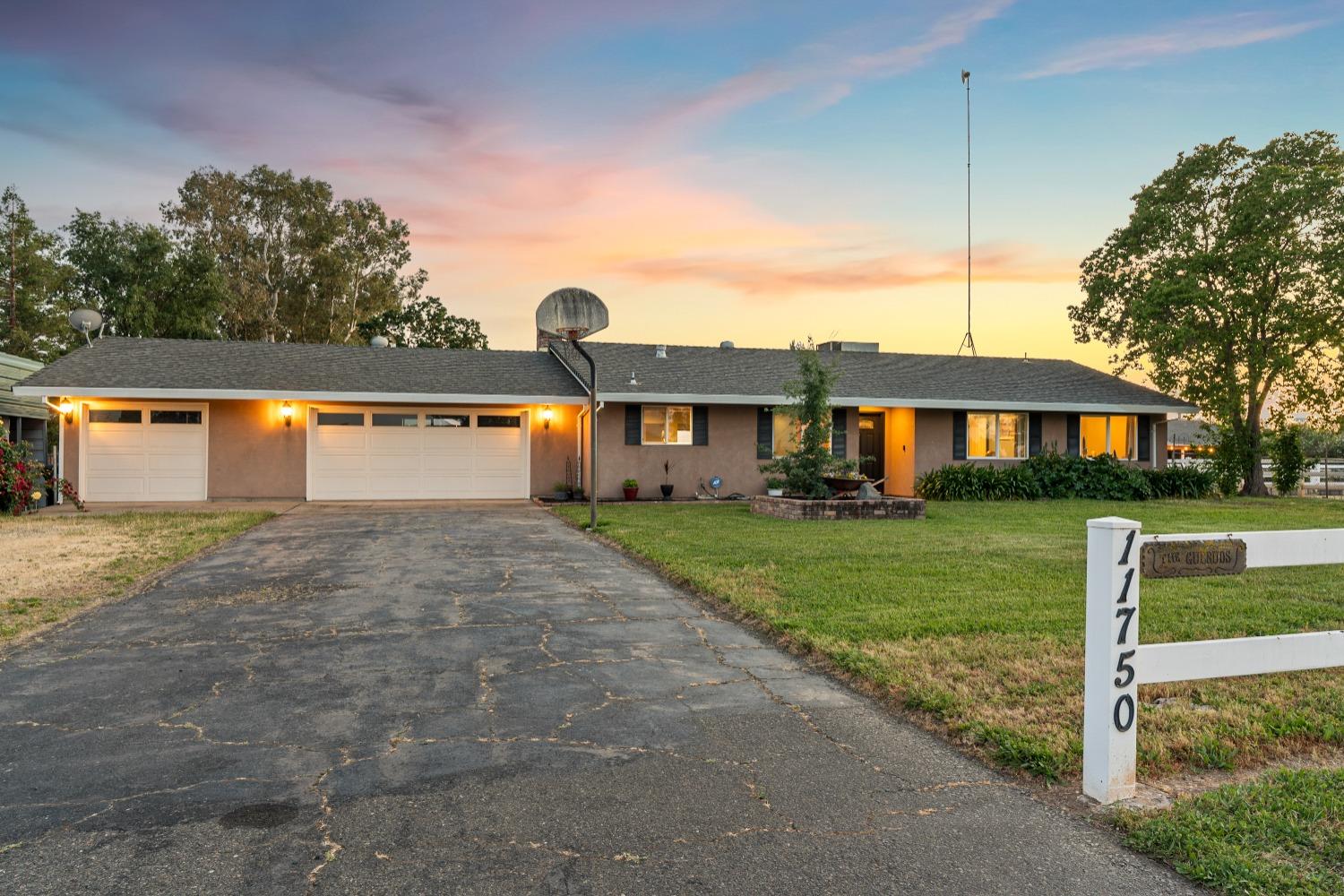 Detail Gallery Image 4 of 99 For 11750 Cresthill Dr, Elk Grove,  CA 95624 - 4 Beds | 2 Baths