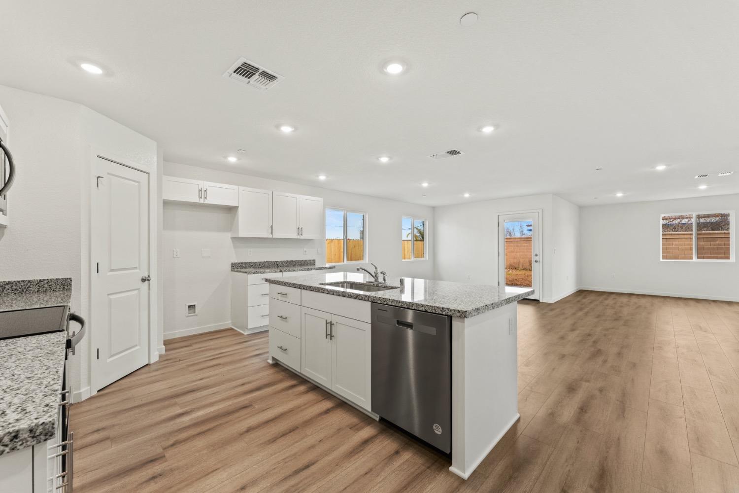 Detail Gallery Image 4 of 33 For 4189 Pittenger Dr, Olivehurst,  CA 95961 - 4 Beds | 2 Baths