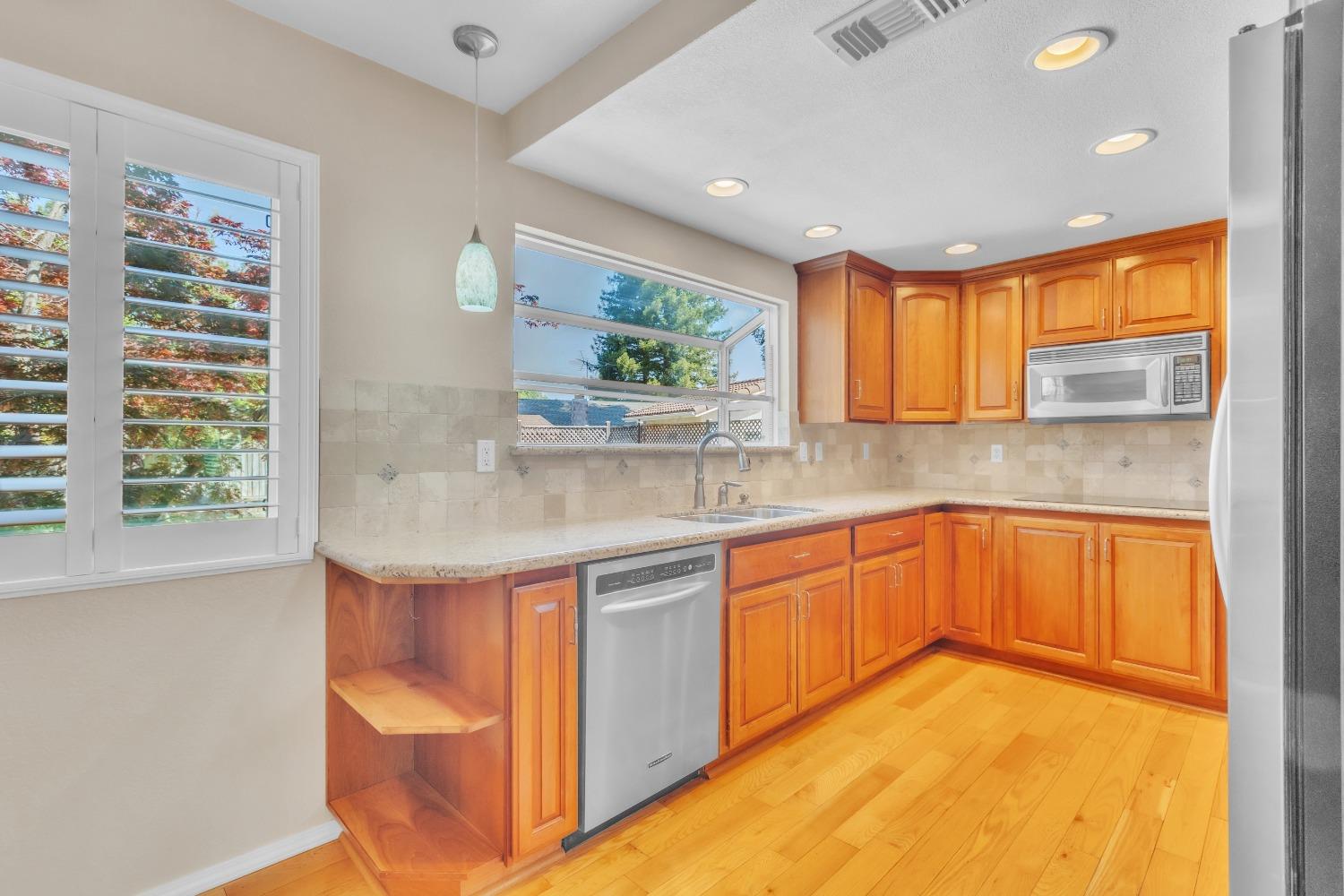 Detail Gallery Image 10 of 34 For 51 Angel Island Circle, Sacramento,  CA 95831 - 4 Beds | 2/1 Baths