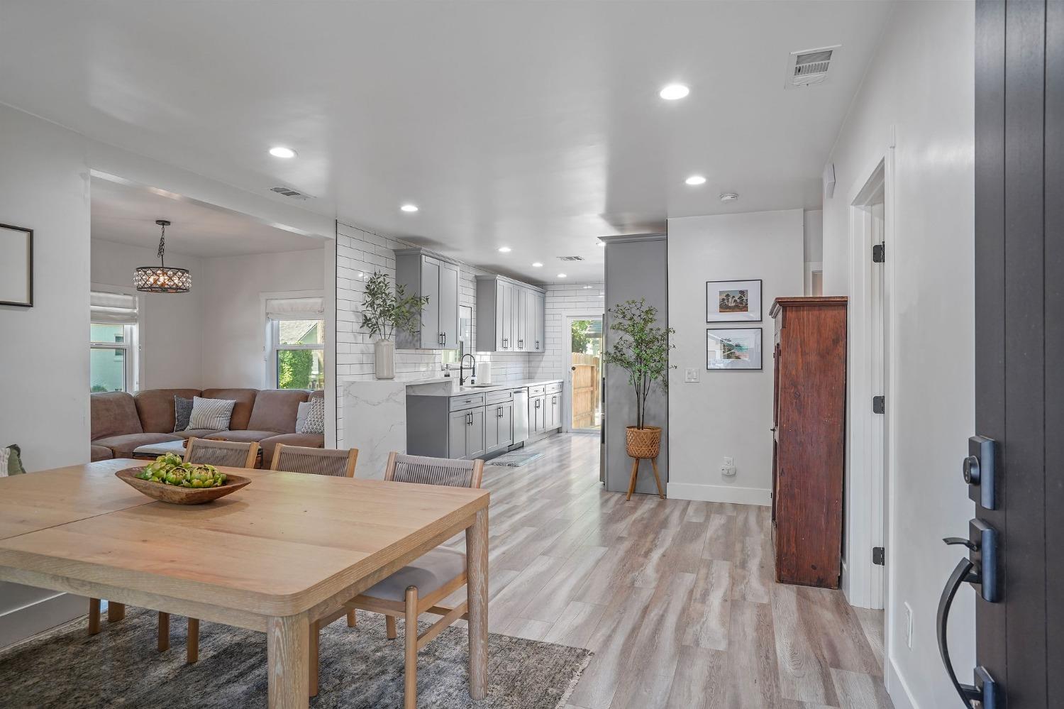 Detail Gallery Image 3 of 27 For 2640 17th St, Sacramento,  CA 95818 - 2 Beds | 2 Baths