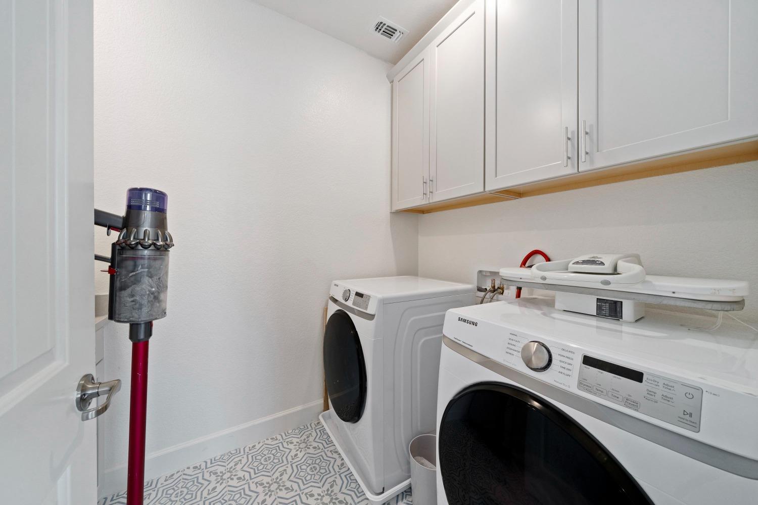 Detail Gallery Image 33 of 48 For 9942 Summerton Cir, Elk Grove,  CA 95624 - 4 Beds | 3/1 Baths