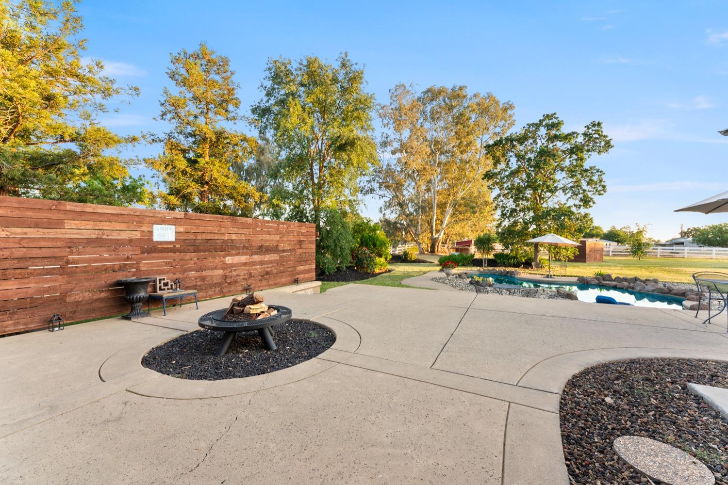 Detail Gallery Image 68 of 99 For 11750 Cresthill Dr, Elk Grove,  CA 95624 - 4 Beds | 2 Baths