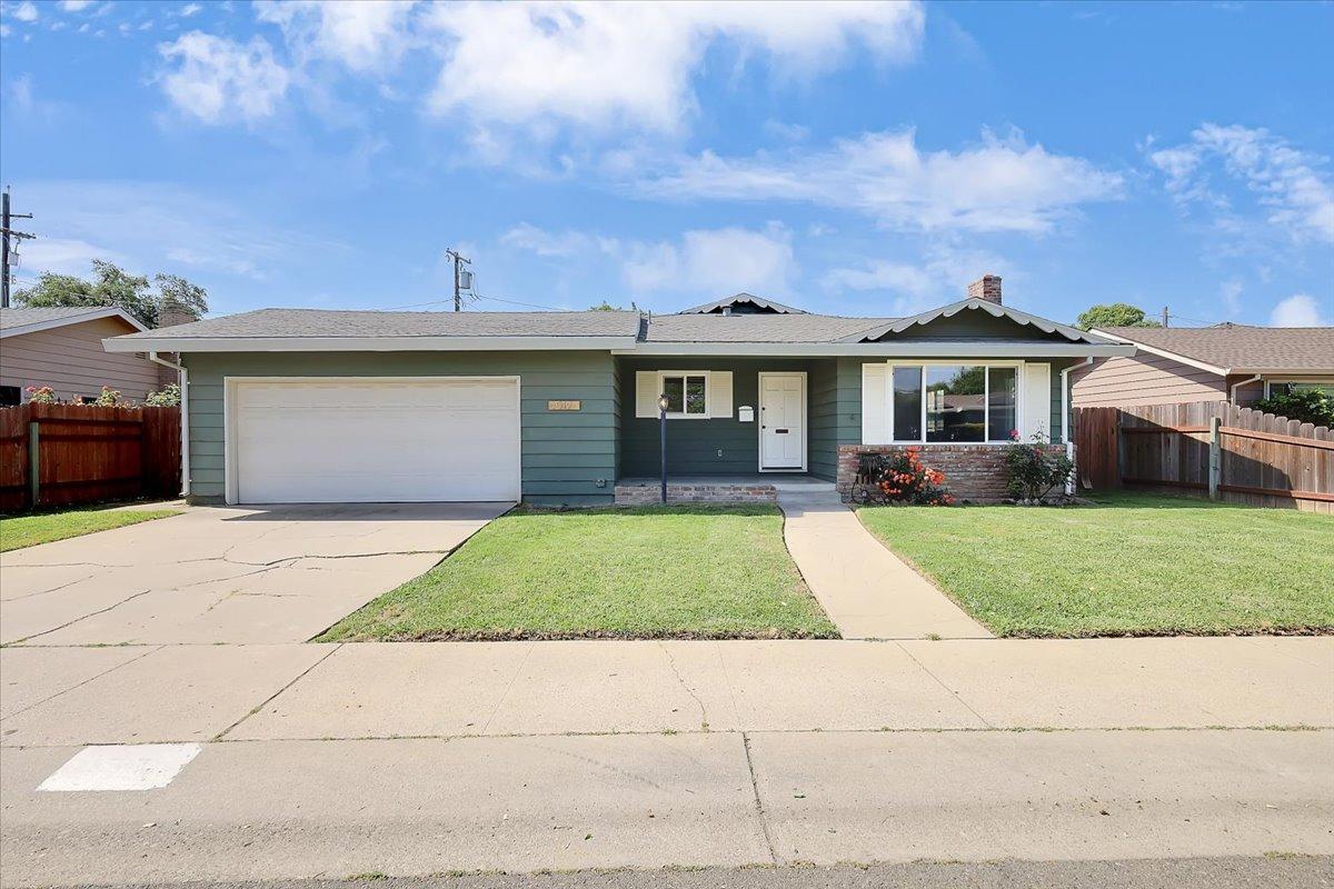 Detail Gallery Image 1 of 35 For 512 Carroll St, Yuba City,  CA 95991 - 3 Beds | 2 Baths