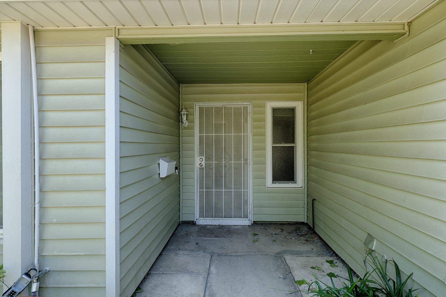 Detail Gallery Image 4 of 28 For 4246 Galbrath Dr, North Highlands,  CA 95660 - 4 Beds | 2 Baths