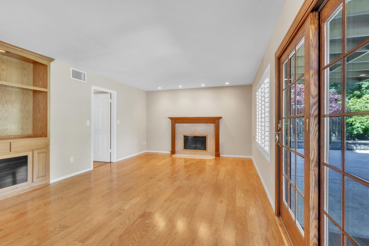 Detail Gallery Image 12 of 34 For 51 Angel Island Circle, Sacramento,  CA 95831 - 4 Beds | 2/1 Baths