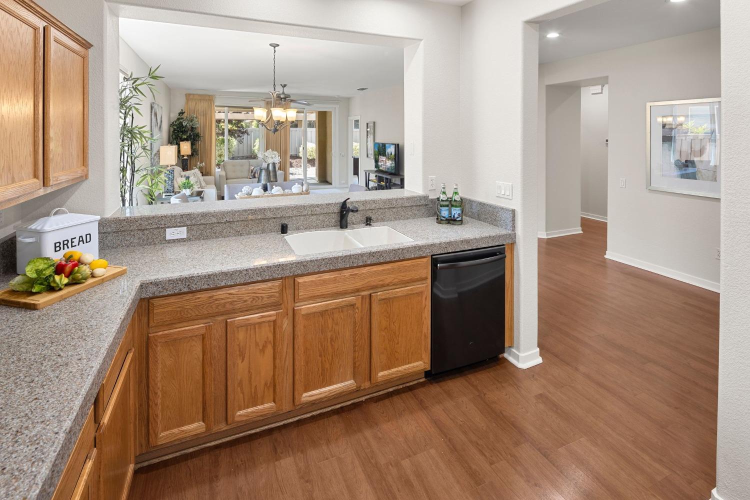 Detail Gallery Image 9 of 42 For 1239 Hawthorne Ln, Lincoln,  CA 95648 - 2 Beds | 2 Baths