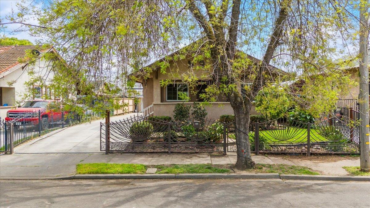 Detail Gallery Image 1 of 35 For 120 W Jackson St, Stockton,  CA 95206 - 3 Beds | 1 Baths