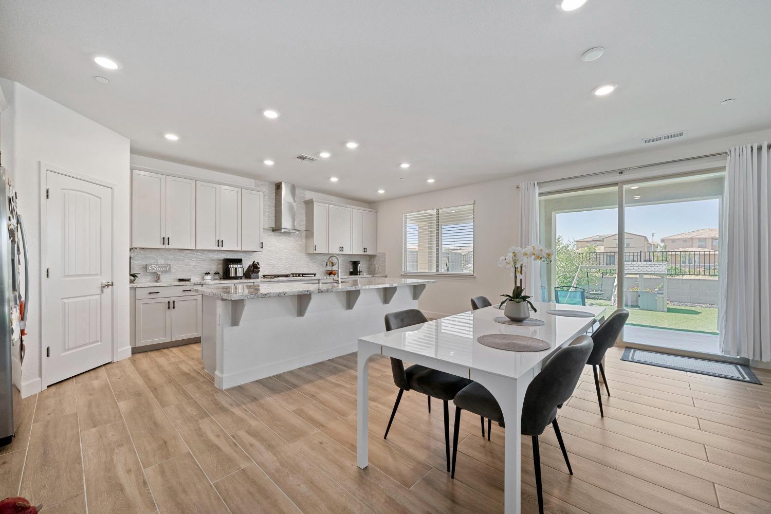 Detail Gallery Image 5 of 48 For 9942 Summerton Cir, Elk Grove,  CA 95624 - 4 Beds | 3/1 Baths