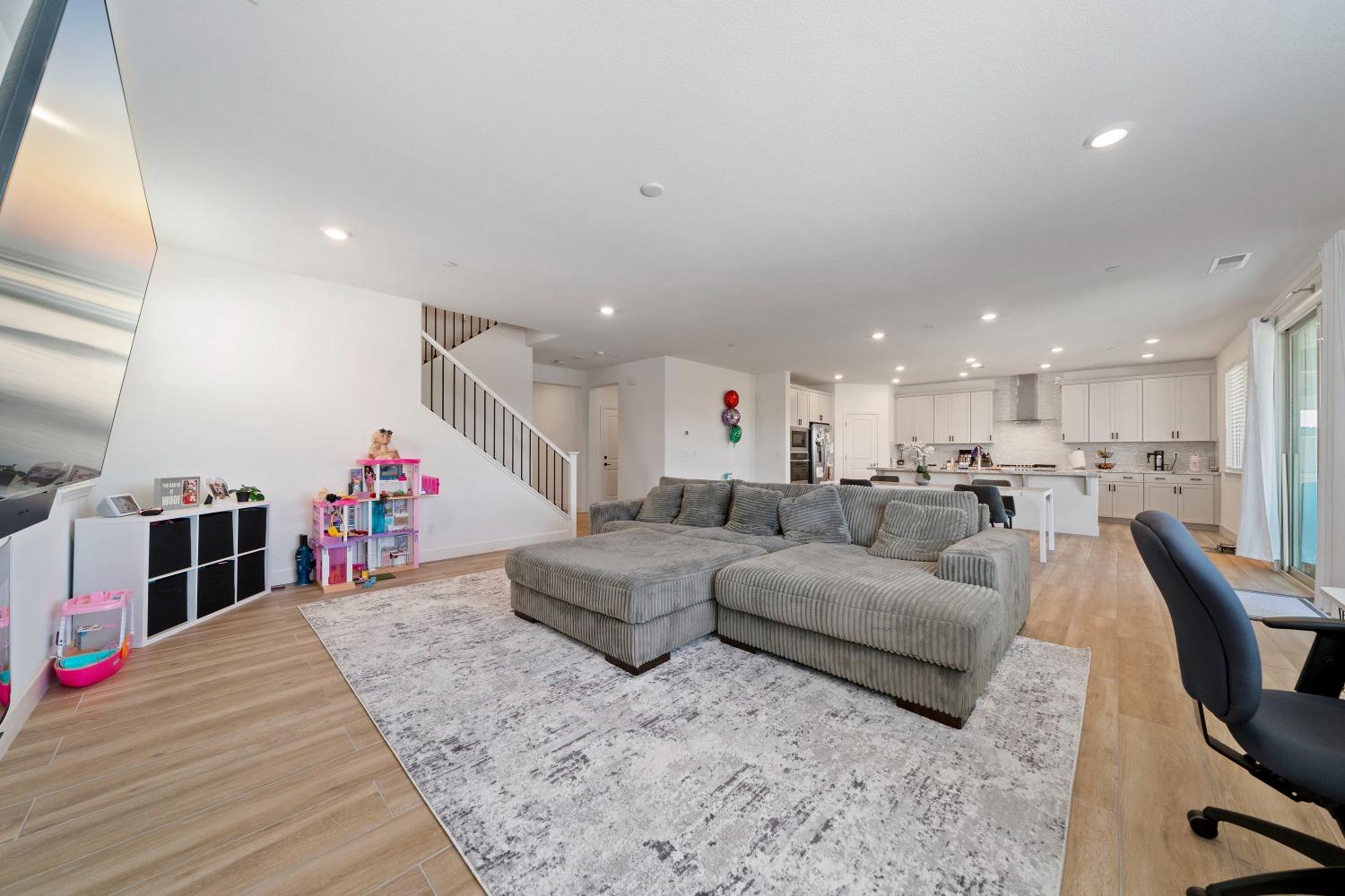 Detail Gallery Image 9 of 48 For 9942 Summerton Cir, Elk Grove,  CA 95624 - 4 Beds | 3/1 Baths