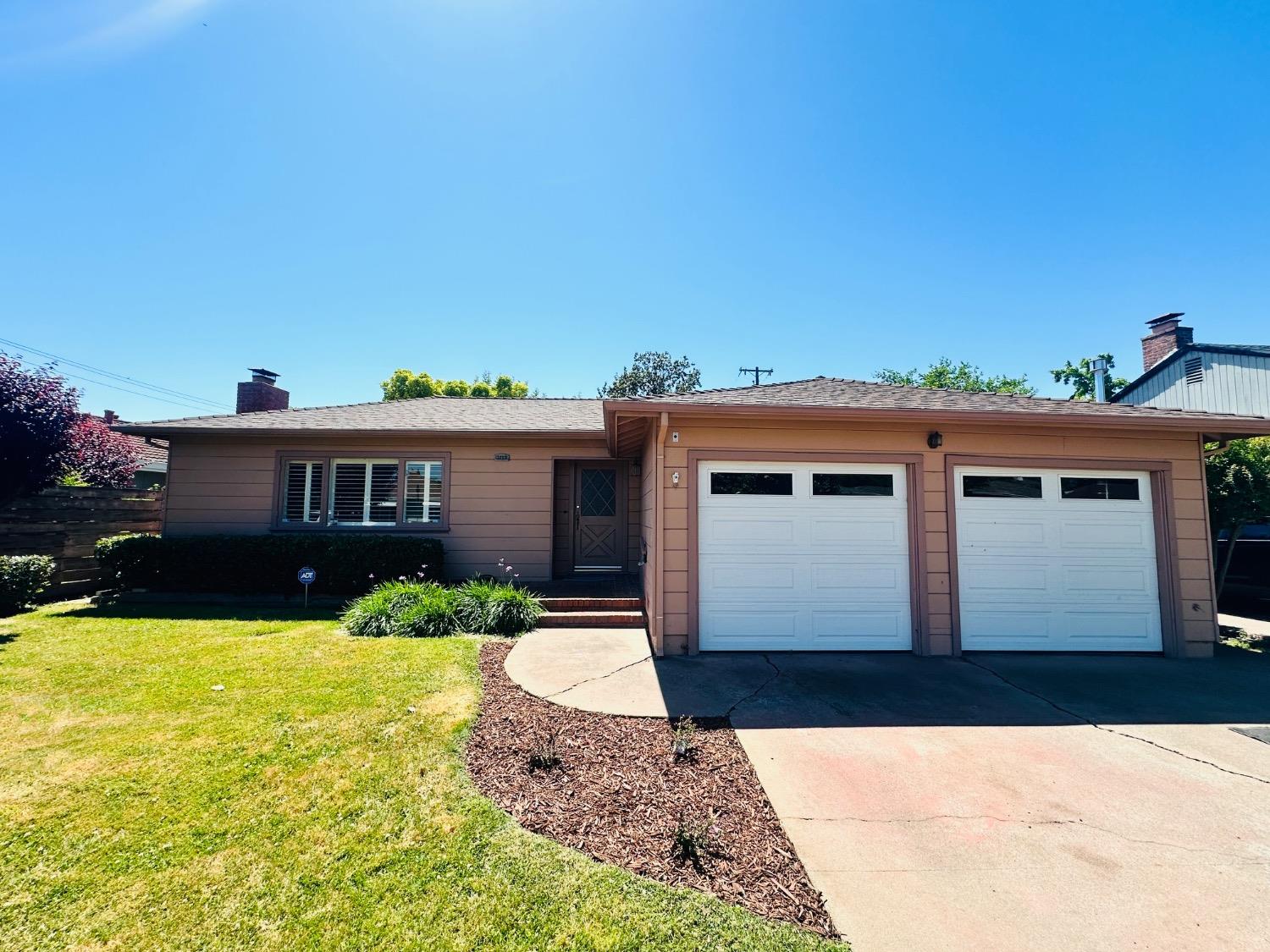 Detail Gallery Image 2 of 29 For 1112 S Country Club Blvd, Stockton,  CA 95204 - 3 Beds | 2 Baths