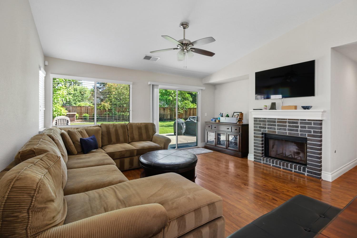 Detail Gallery Image 8 of 38 For 9527 Lake Park Ln, Elk Grove,  CA 95758 - 3 Beds | 2 Baths