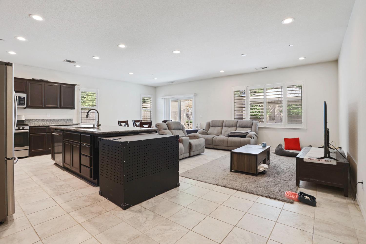 Detail Gallery Image 13 of 41 For 13311 Fountain Dr, Waterford,  CA 95386 - 3 Beds | 2 Baths