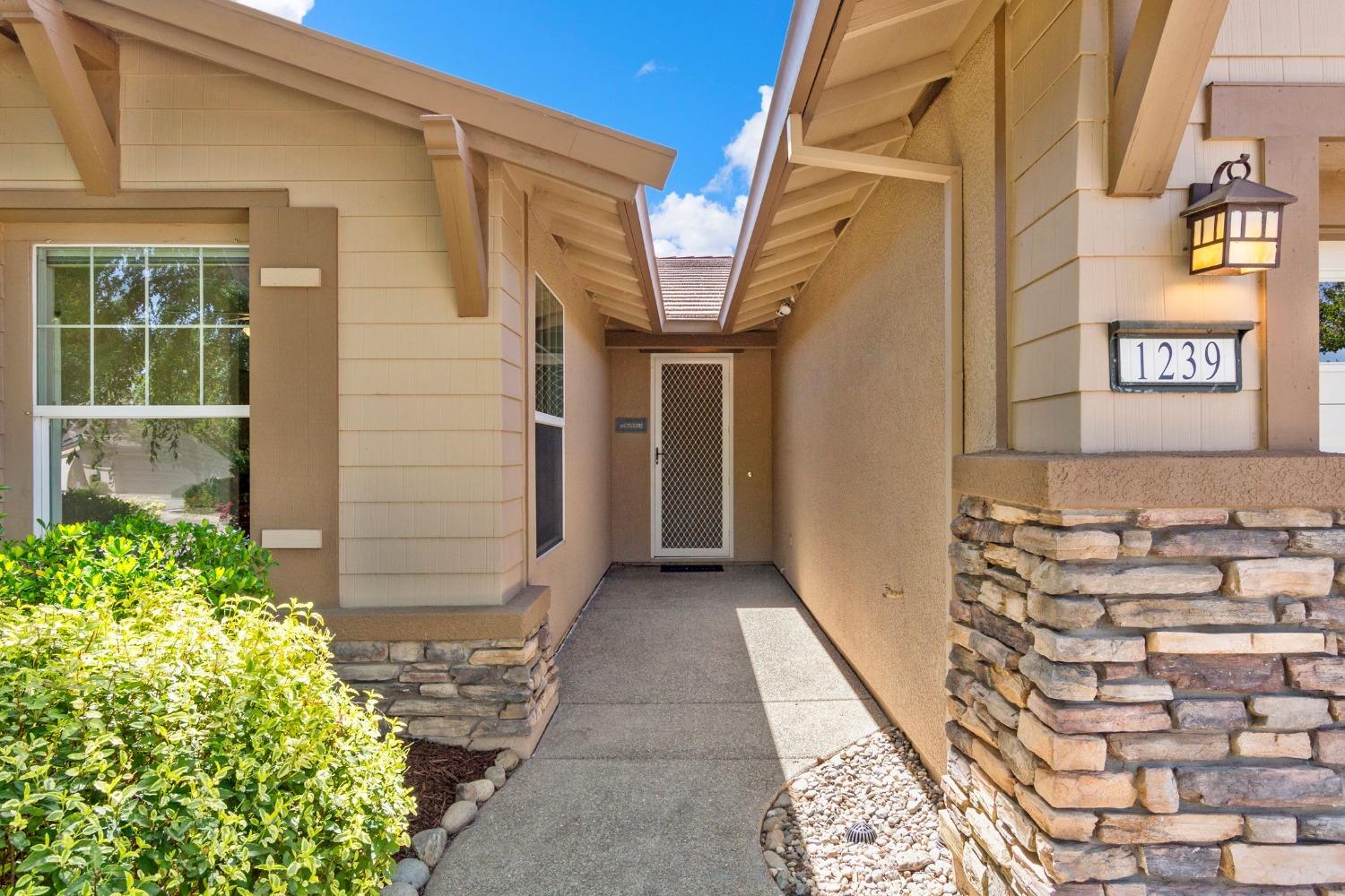 Detail Gallery Image 4 of 42 For 1239 Hawthorne Ln, Lincoln,  CA 95648 - 2 Beds | 2 Baths