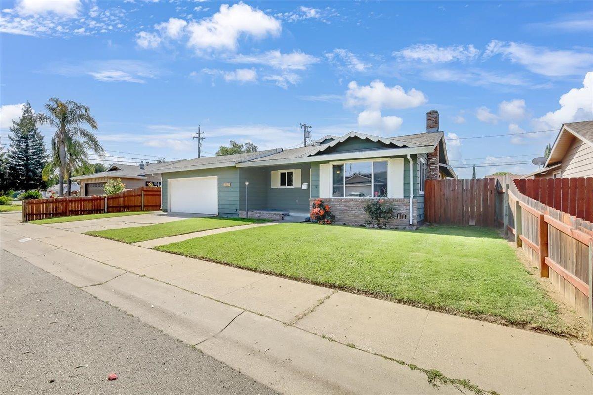 Detail Gallery Image 3 of 35 For 512 Carroll St, Yuba City,  CA 95991 - 3 Beds | 2 Baths