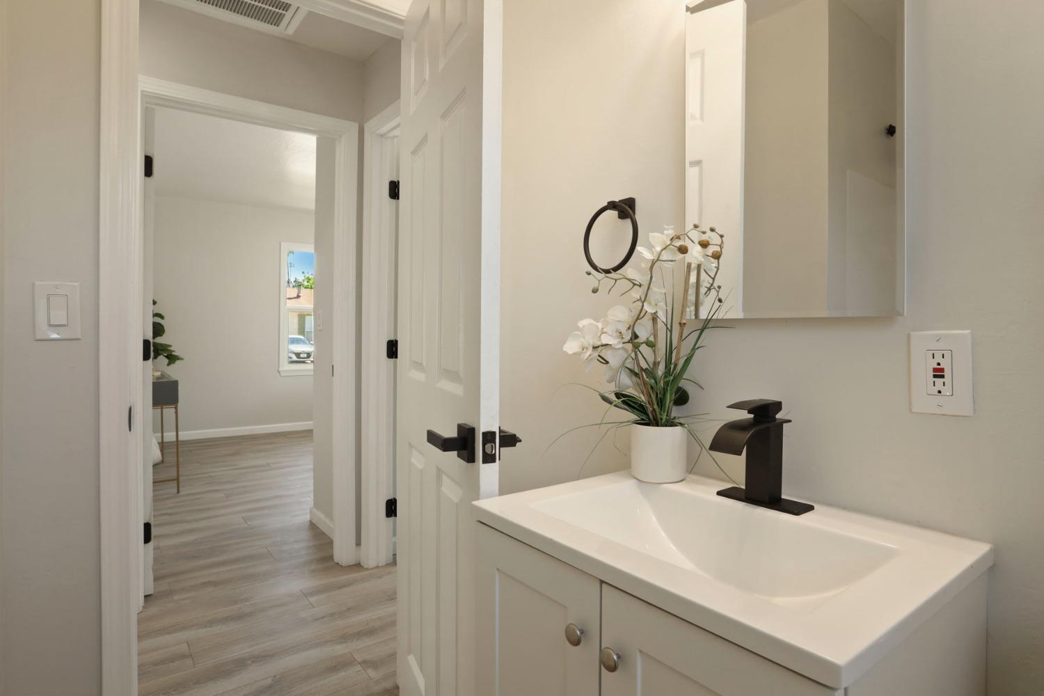 Detail Gallery Image 10 of 17 For 555 E Atlee St, Stockton,  CA 95204 - 2 Beds | 1 Baths