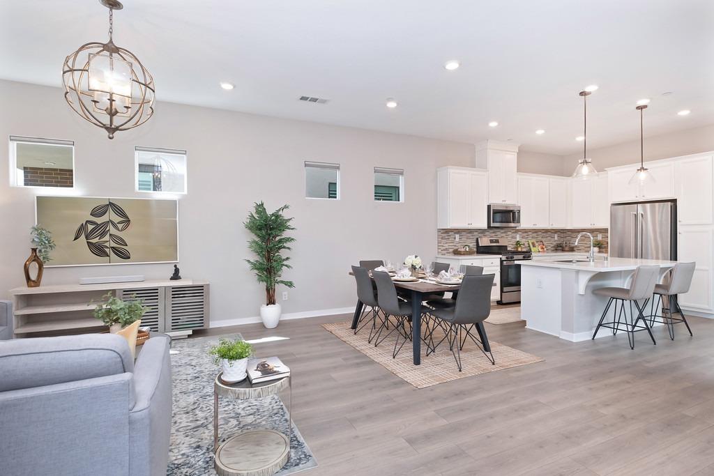 Detail Gallery Image 12 of 89 For 142 Fonseca St, Sacramento,  CA 95816 - 3 Beds | 3/1 Baths