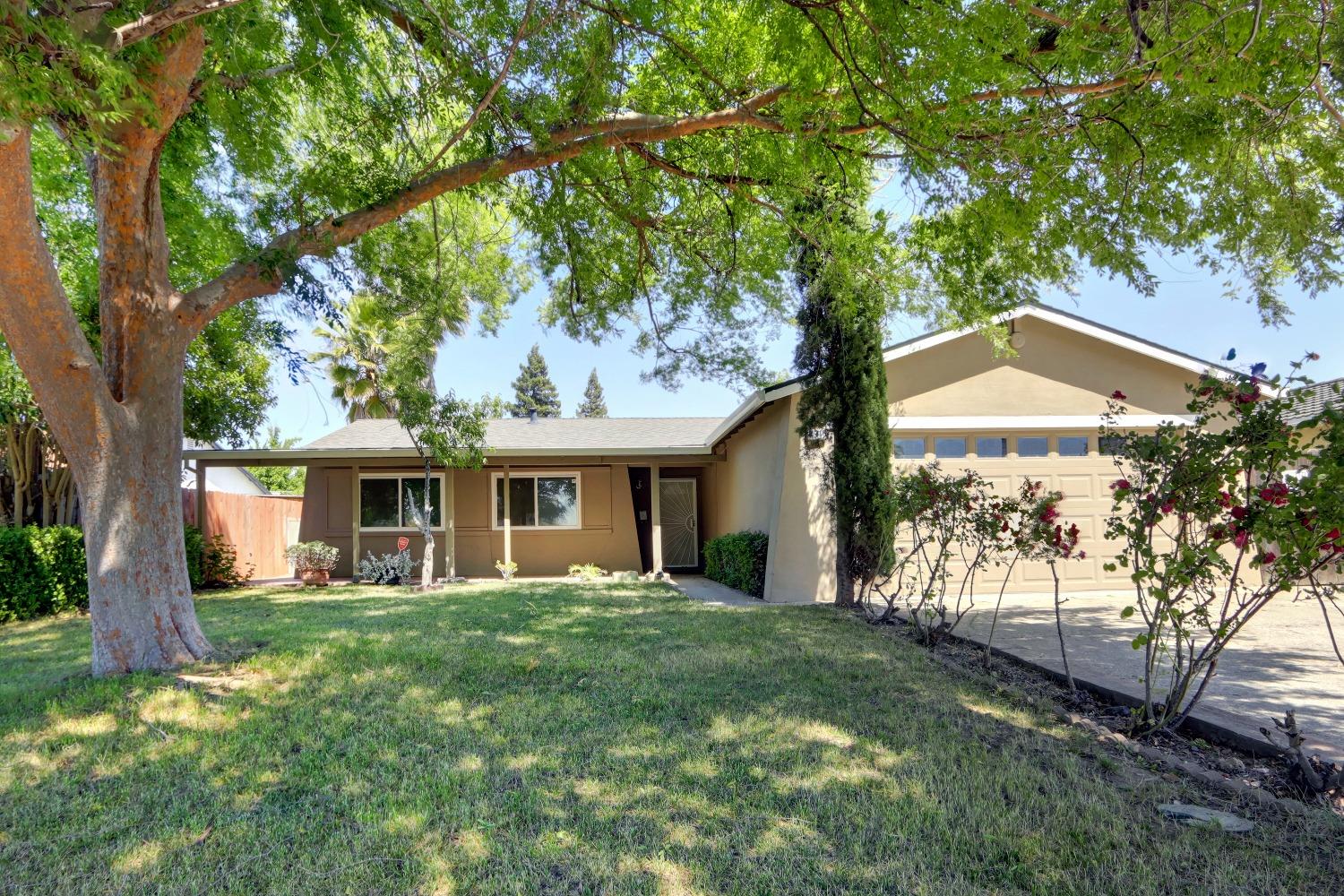 Detail Gallery Image 2 of 41 For 7915 Center Pkwy, Sacramento,  CA 95823 - 3 Beds | 1/1 Baths