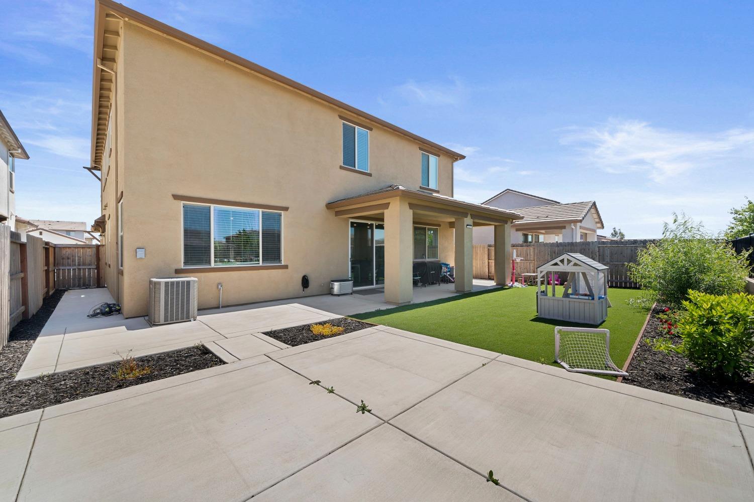 Detail Gallery Image 45 of 48 For 9942 Summerton Cir, Elk Grove,  CA 95624 - 4 Beds | 3/1 Baths