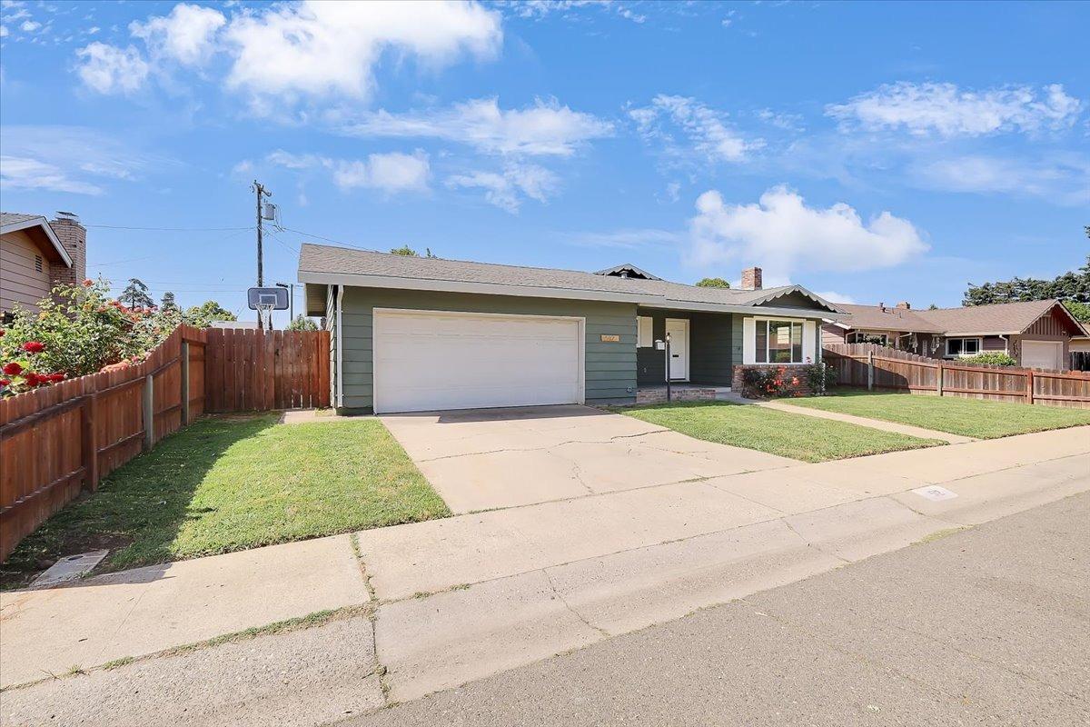 Detail Gallery Image 2 of 35 For 512 Carroll St, Yuba City,  CA 95991 - 3 Beds | 2 Baths