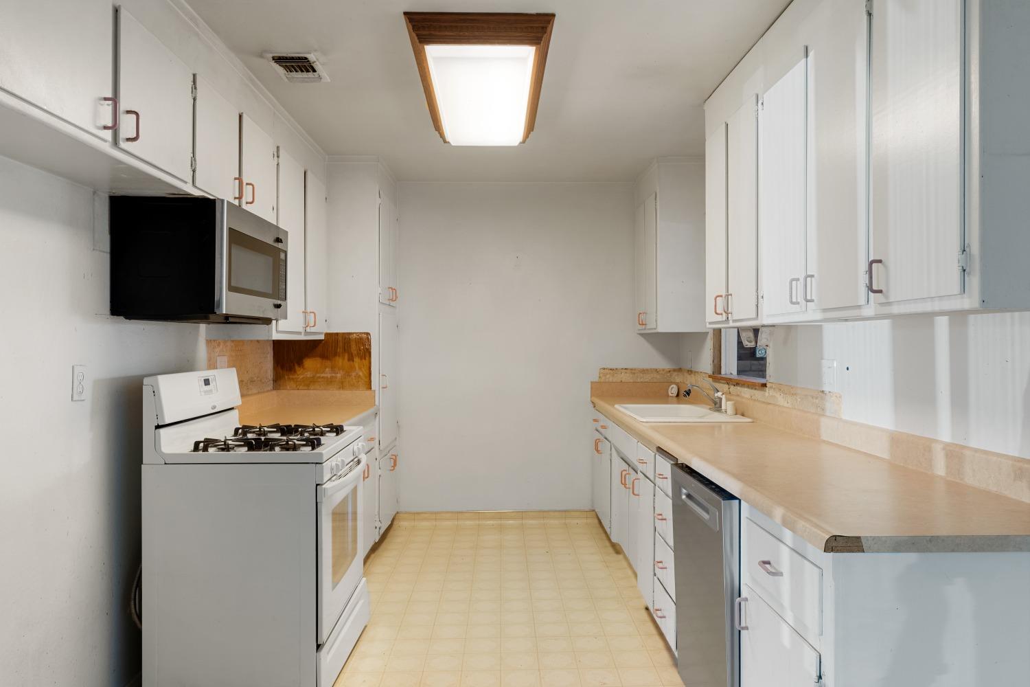 Detail Gallery Image 12 of 35 For 1021 Q St, Rio Linda,  CA 95673 - 3 Beds | 2 Baths