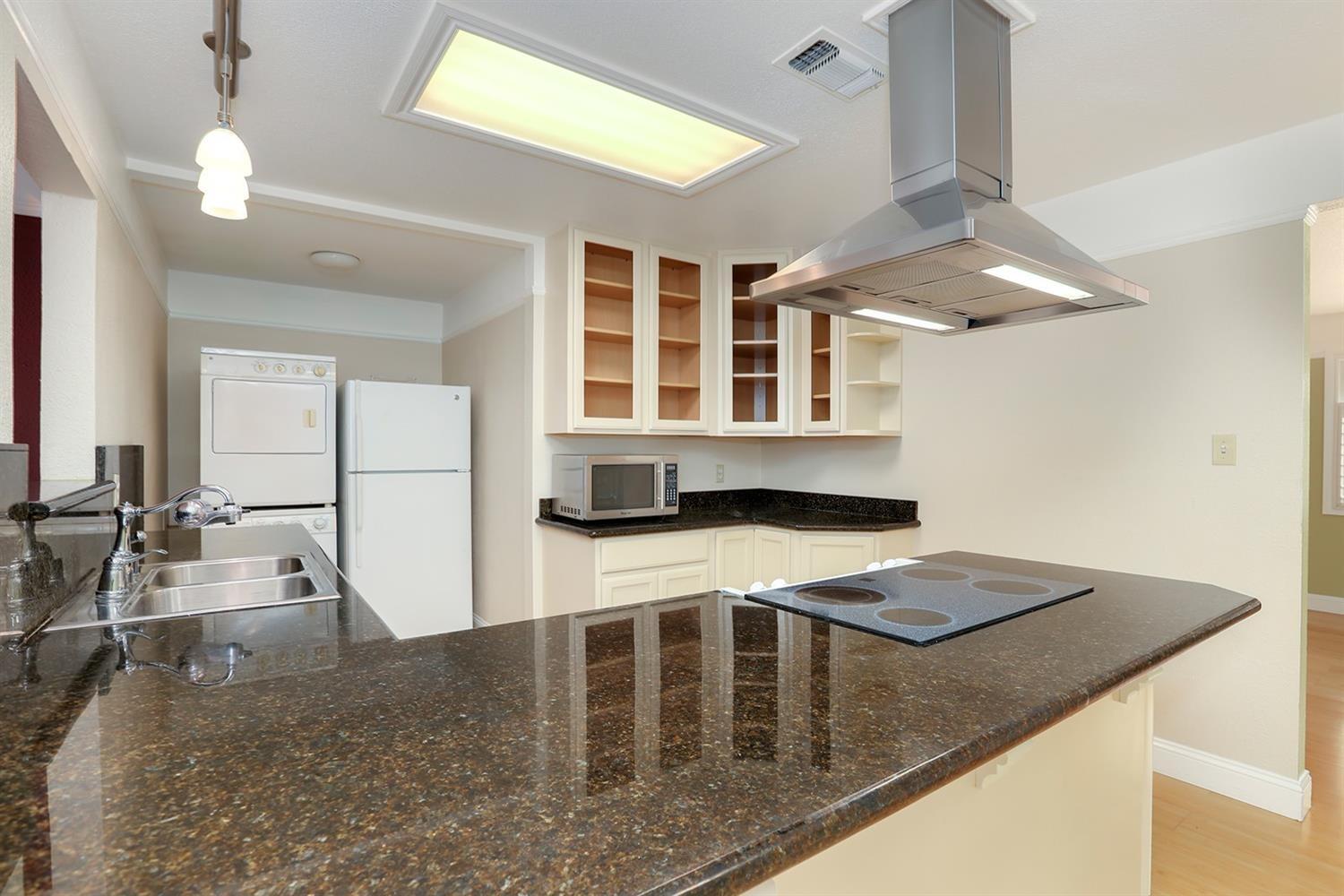 Detail Gallery Image 5 of 17 For 6916 Farmington Way, Sacramento,  CA 95828 - 3 Beds | 2 Baths