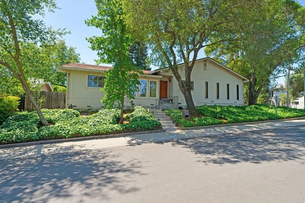 Detail Gallery Image 6 of 65 For 7600 Woodland Ln, Fair Oaks,  CA 95628 - 5 Beds | 3 Baths