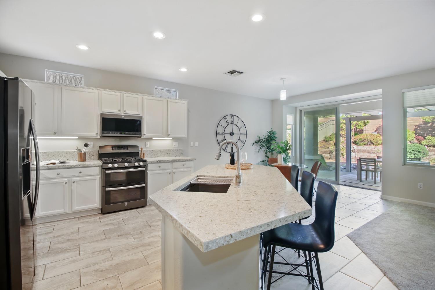 Detail Gallery Image 10 of 47 For 2125 Stonecrest Ln, Lincoln,  CA 95648 - 2 Beds | 2/1 Baths