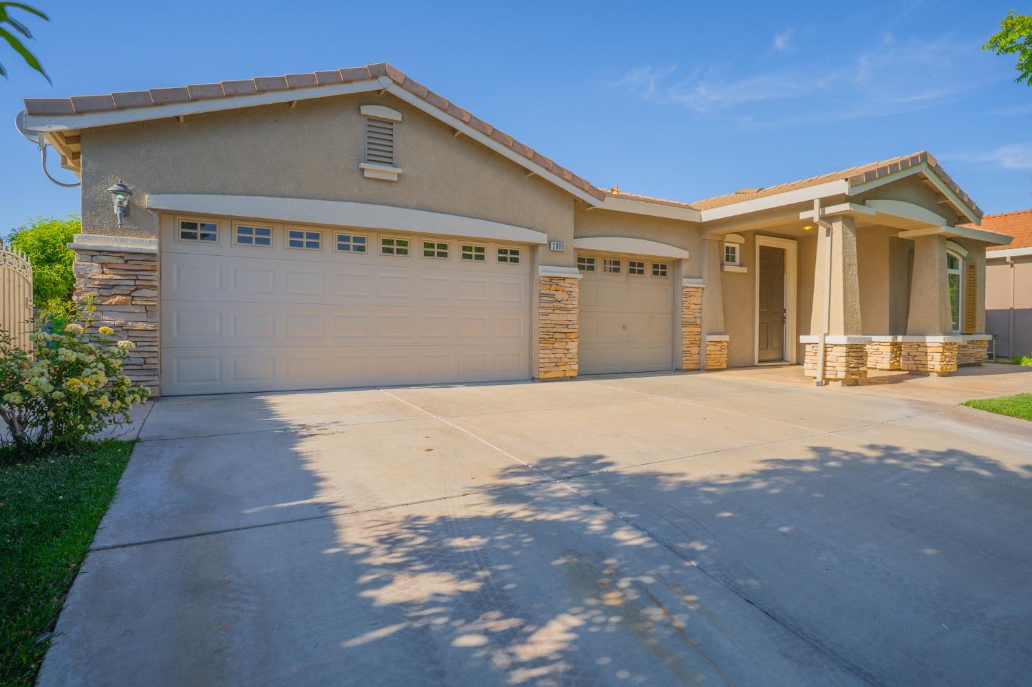 Detail Gallery Image 3 of 77 For 2080 Maximillian Ct, Los Banos,  CA 93635 - 4 Beds | 2/1 Baths