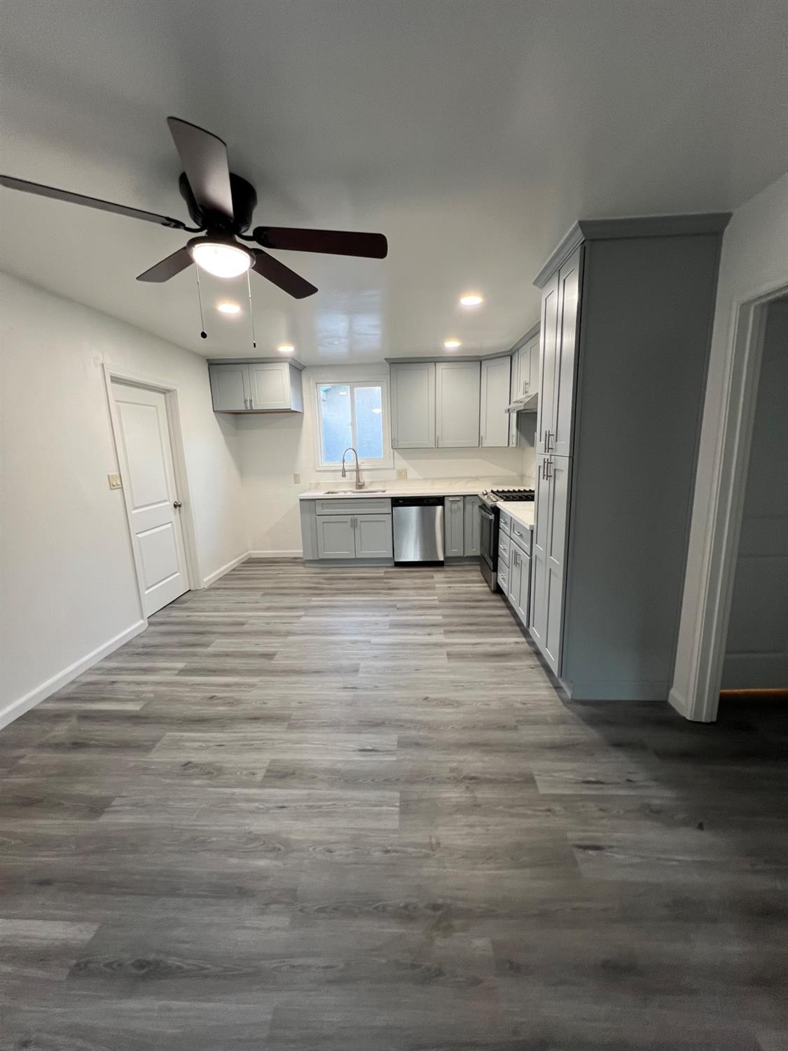 Detail Gallery Image 5 of 19 For 710 E 4th, Stockton,  CA 95206 - 4 Beds | 2 Baths