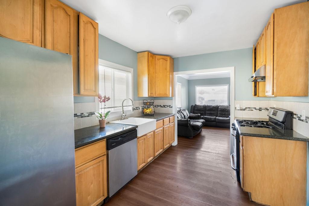 Detail Gallery Image 7 of 19 For 1811 70th Ave, Oakland,  CA 94621 - 2 Beds | 1 Baths