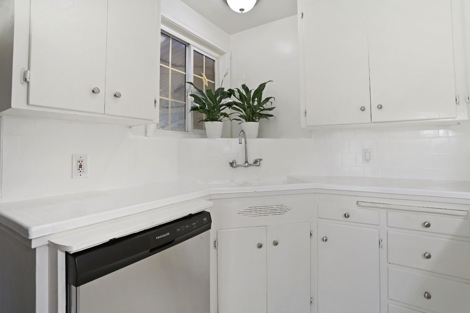 Detail Gallery Image 8 of 13 For 2317 W Harding, Stockton,  CA 95203 - 3 Beds | 2 Baths