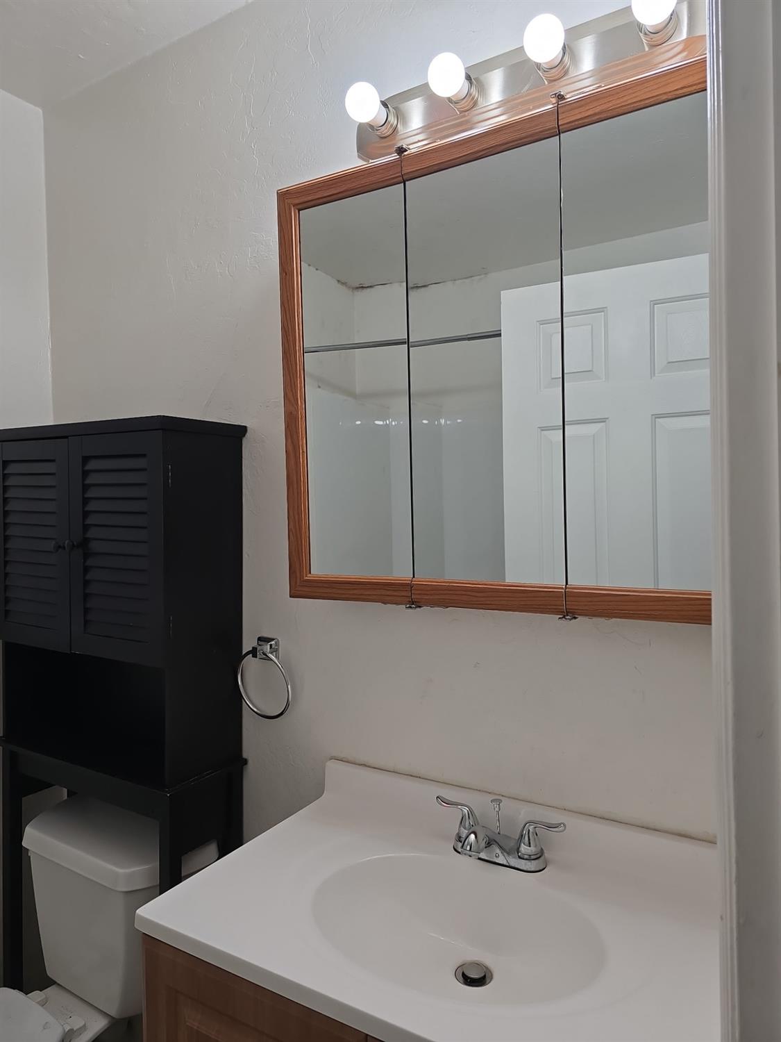 Detail Gallery Image 3 of 3 For 45 Castle, Stockton,  CA 95204 - 1 Beds | 1 Baths