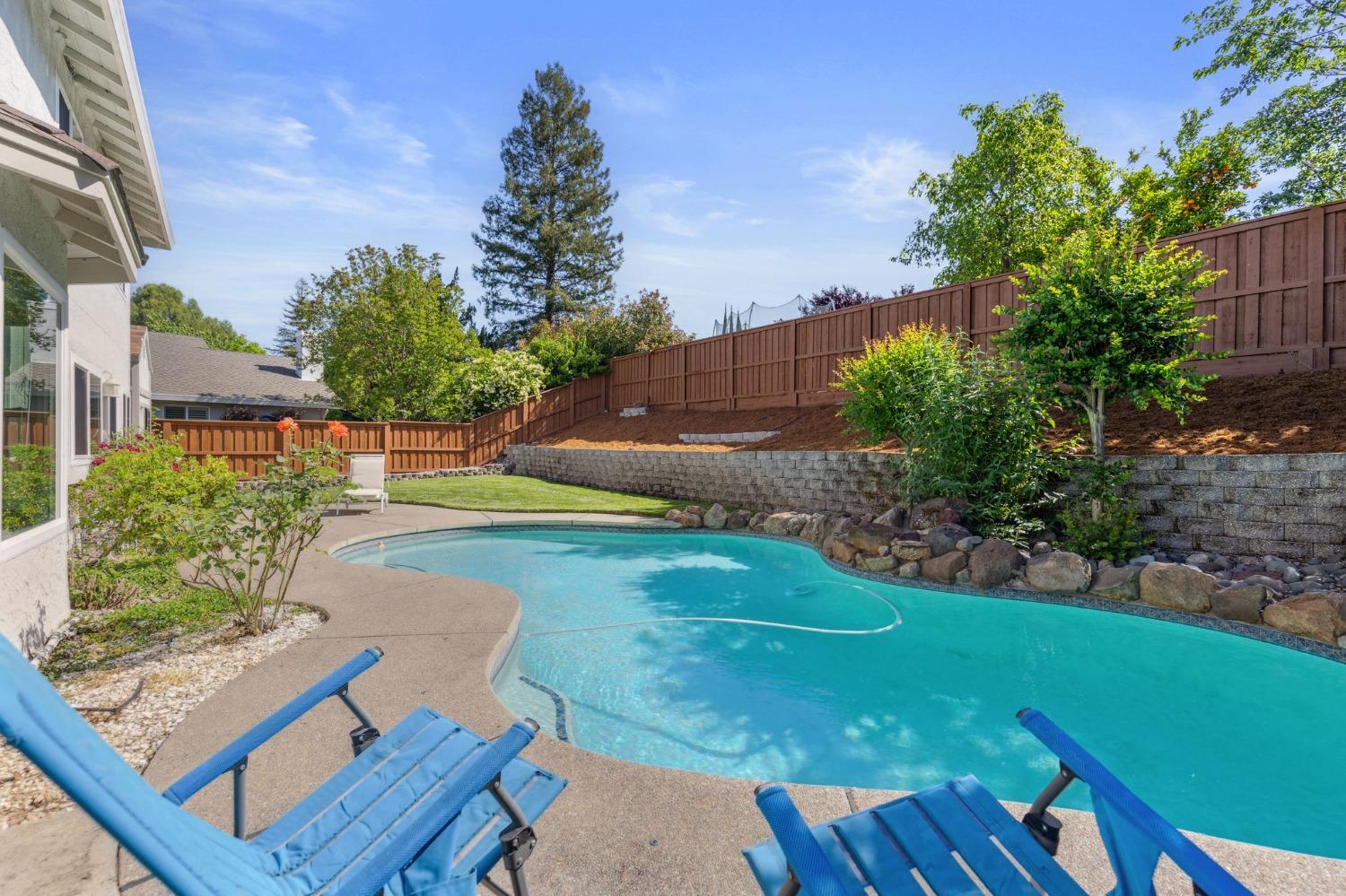Detail Gallery Image 3 of 40 For 1535 E Colonial Pkwy #E,  Roseville,  CA 95661 - 4 Beds | 2/1 Baths