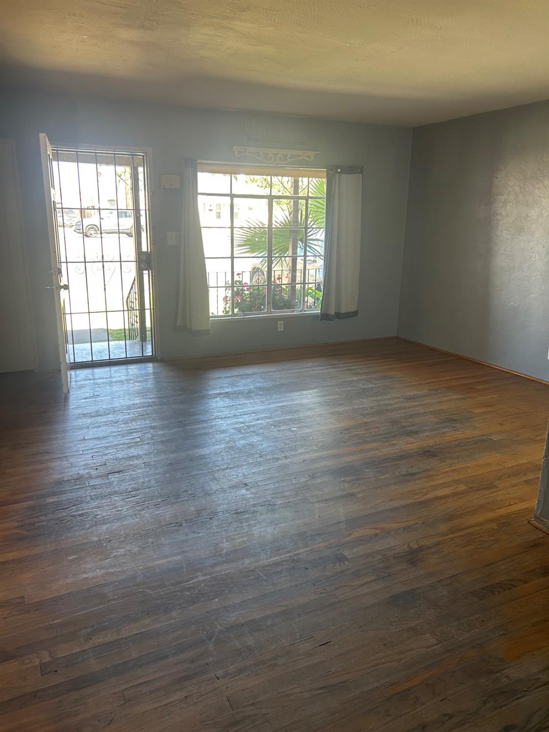 Detail Gallery Image 3 of 23 For 3537 West Ln, Stockton,  CA 95204 - 2 Beds | 1 Baths