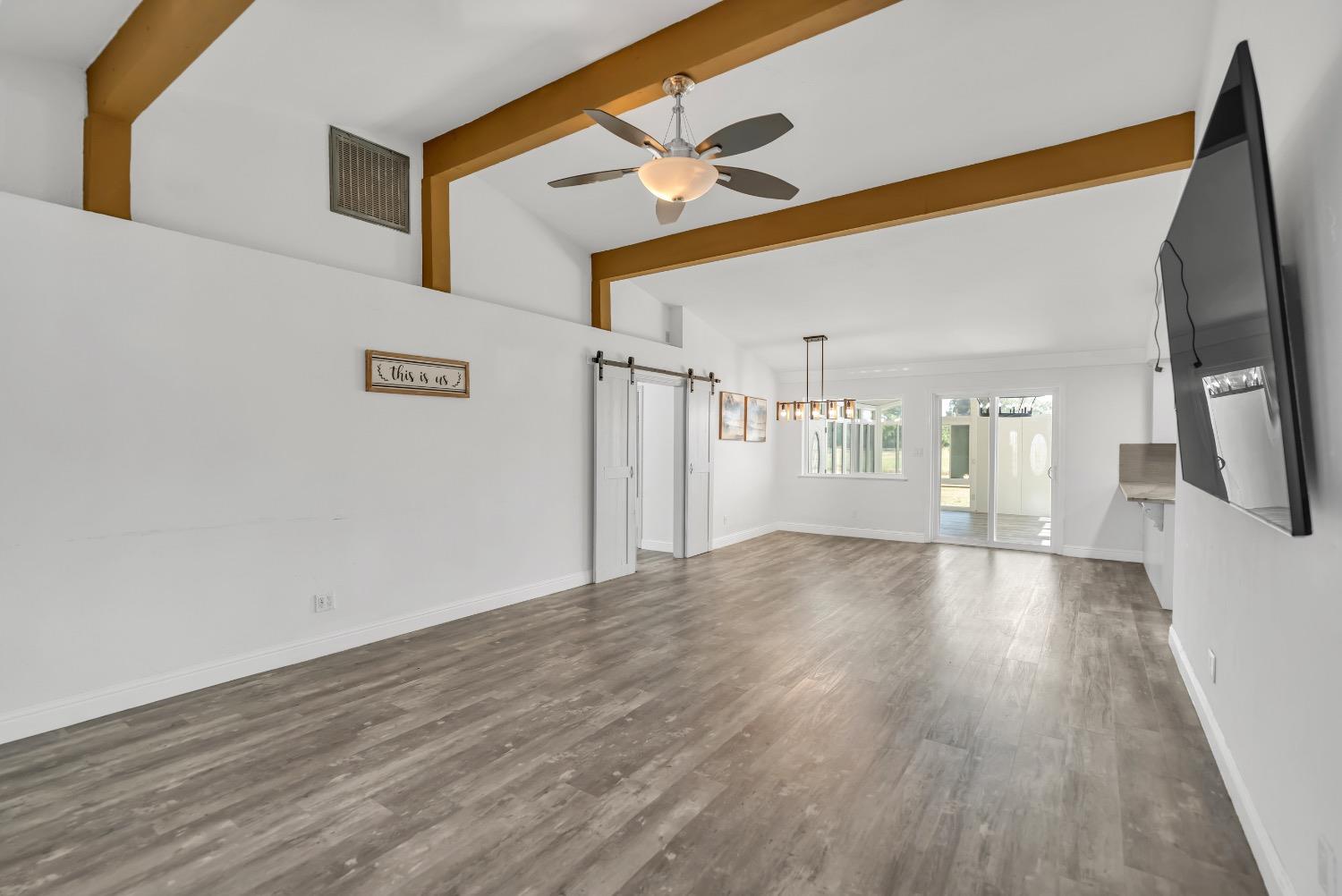 Detail Gallery Image 4 of 27 For 9947 Jetmar Way, Elk Grove,  CA 95624 - 6 Beds | 3 Baths